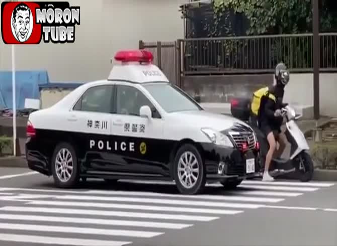 Video :A scooter rider humiliates Japanese police officers